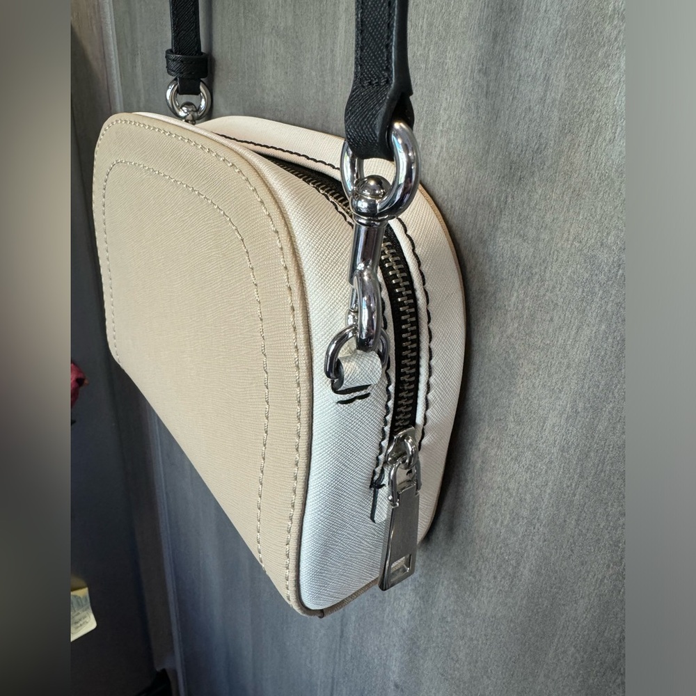 Marc Jacobs Women's Leather Crossbody Bag in Beige, Cream, and Black. - Picture 6 of 7